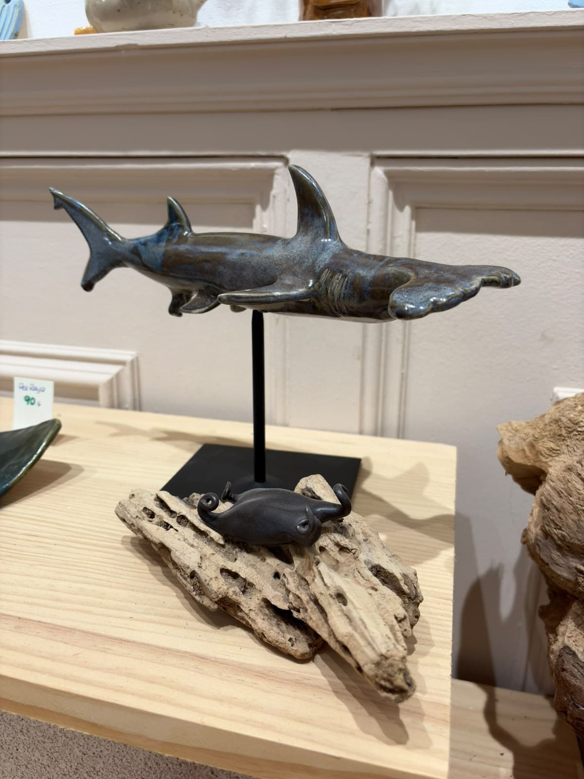 Tiburón martillo de cerámica sobre una base de madera