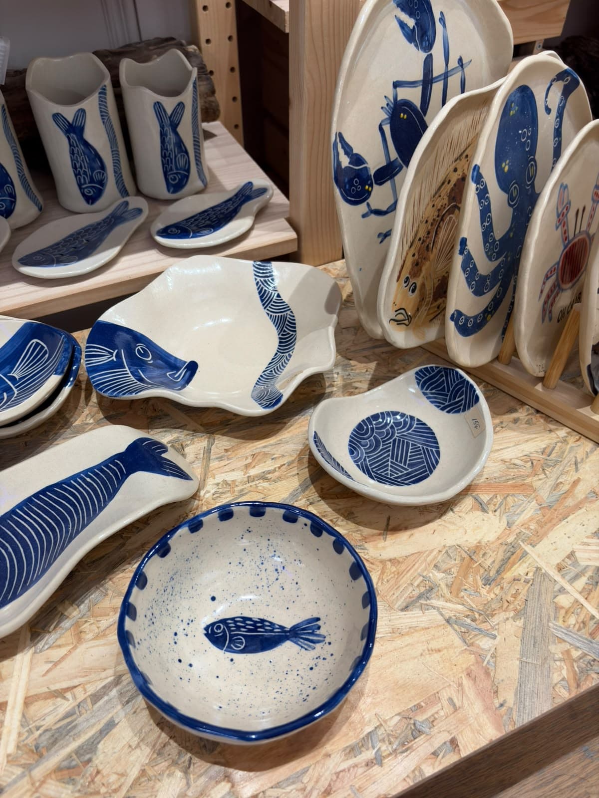 Piezas de cerámica blancas pintadas con peces y pulpos en azul cobalto